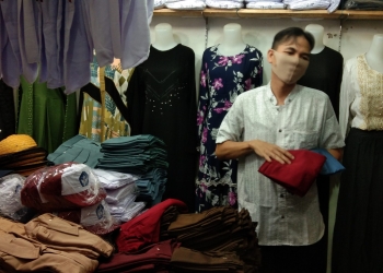 Martin, Salah Satu Pedagang Pakaian Seragam Sekolah Sedang Menjajakan Barang Dagangannya