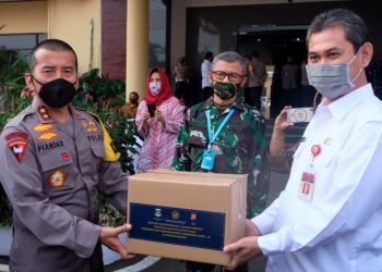 Kapolda Banten saat terima 3.762 paket sembako dari Kemenparekraf