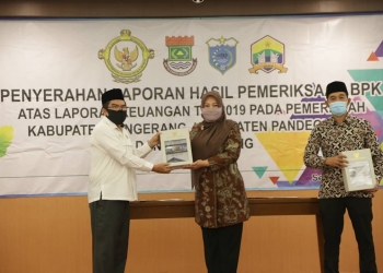 Bupati Pandeglang, Irna Narulita saat menerima penghargaan WTP Dari BPK-RI Perwakilan Banten.