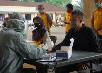 Anggota Polres Pandeglang Sedang Melakukan Uji Rapid Test