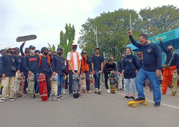 : Wakil Ketua DPRD Cilegon, Sokhidin bersama Cilegon Skateboarers saat menjajal papan Skateboar di Jalan Raya Cilegon, tepatnya di depan Taman Cilegon pada Hari Skateboar Internasional se dunia, Minggu (21/6). SOBAR/BANTEN POS