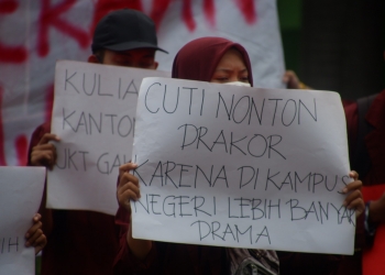 BERUNJUK RASA- Sejumlah mahasiswa yang tergabung dalam Keluarga Besar Mahasiswa Untirta berunjuk rasa di depan Rektorat Kampus Untirta, Pakupatan, Kota Serang, Kamis (2/7). Hal itu dilakukan untuk meminta Rektor supaya memberikan keringanan Uang Kuliah Tunggal (UKT) sebesar 50 persen selama masa pandemi Covid- 19. // Foto: Dziki/BANPOS