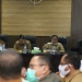 Suasana rapat evaluasi realisasi pendapatan Kota Serang di Sekretariat Daerah Kota Serang. Terlihat, Wakil Walikota Serang, Subadri Ushuludin, memberikan pernyataan tegas atas rendahnya realisasi pendapatan Dinas Perhubungan Kota Serang