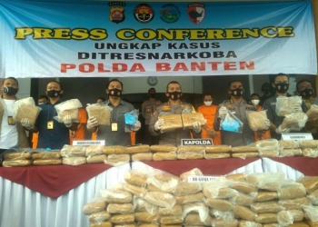 Jajaran Polda Banten  saat lakukan pengungkapan penyelundupan 159 Kg Ganja Asal Aceh di Mapolda Banten, Kamis (30/7/2020) / RULIE SATRIA