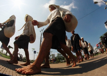 Sejumlah warga Baduy Dalam berjalan kaki menuju Kota Serang untuk melangsungkan acara Seba Baduy di Serang, Banten, Minggu (5/5/2019). Seba Baduy merupakan acara seserahan hasil bumi kepada bapak gede atau Gubernur Banten yang berlangsung dari tanggal  4-5 Mei 2019 yang diikuti oleh 1.037 Warga Baduy Dalam dan Baduy Luar. ANTARA FOTO/Dziki Oktomauliyadi/af/