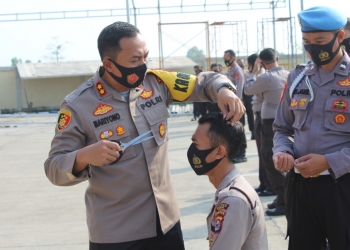 Tegakan Disiplin, Kapolres Serang Cukur Rambut Anggota
