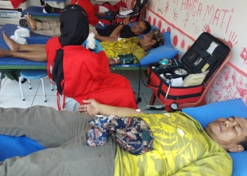 Sejumlah Komunitas GMC32 melakukan donor darah.