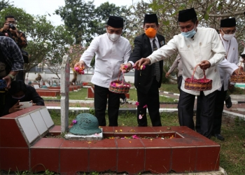 Bersama Semobil, Syafrudin Subadri  Ziarah Makam Pahlawan