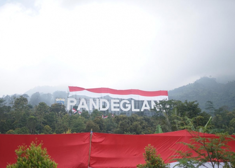 Kopassus Kibarkan Bendera Raksasa di Landmark Pandeglang