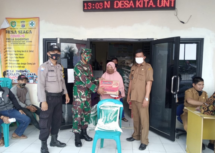 Koramil 2306 Mancak Turut Kawal Pembagian Bansos Beras Desa Sigedong