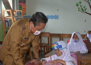 Wakil Walikota Serang, Subadri Ushuludin saat memantau pelaksanaan belajar tatap muka di hari pertama, Selasa (18/8).