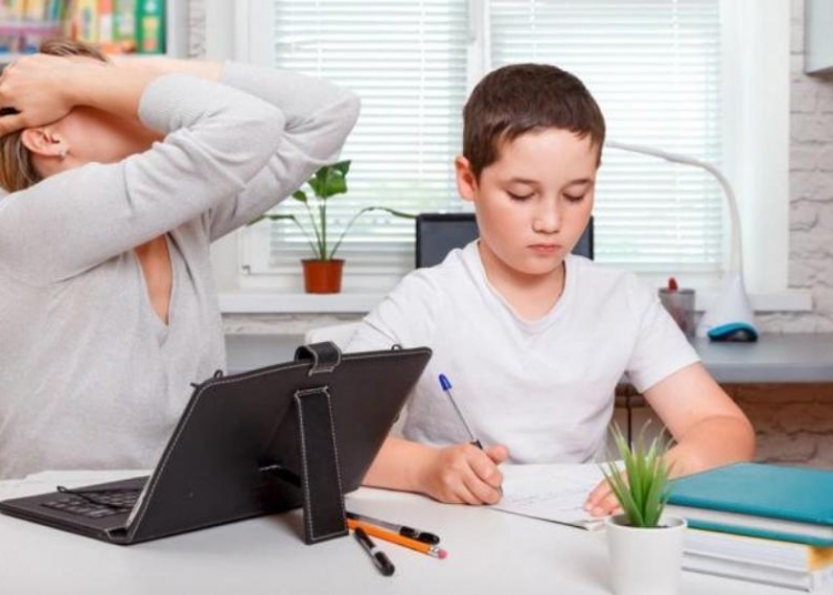 Sekolah di zaman corona anak anak daring orang tua darting