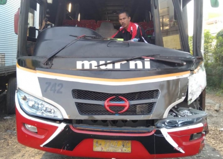 Diduga Ugal-ugalan, Dua Bus Murni Alami Kecelakaan Beruntun di Tol
