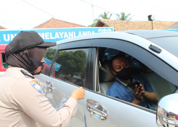 Gelar Gerakan Memakai Masker, Polres Serang Bagikan 50 Ribu Masker