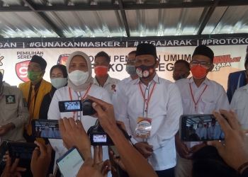 Ati-Sokhidin saat mendaftar ke KPU Kota Cilegon, Jumat (4/9/2020)