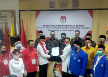 Muhamad - Rahayu Saraswati saat menyerahkan berkas pendaftaran ke KPU Kota Tangerang Selatan, Jumat (4/9)