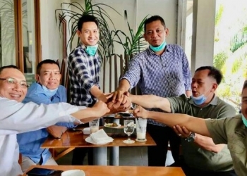 Tiga Bapaslon saat ngopi bareng di salah satu restoran di Kota Cilegon usai melakukan pemeriksaan swab, Senin (7/9).