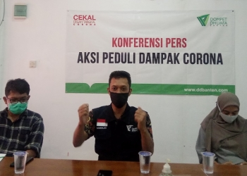Pimpinan Cabang Dompet Dhuafa Banten, Mokhlas P  saat melakukan konferensi pers.