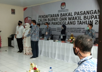 Irna Tanto saat mendaftarkan diri di KPU Pandeglang, Sabtu (5/9)