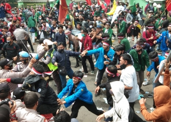 Unjuk Rasa Ratusan Mahasiswa Tolak Omnibus Law Ricuh
