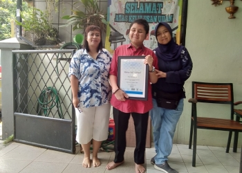 Ikhsan Adil Akhmad (tengah)seorang pianis tuna netra bersama gurunya Ashri saat menunjukan penghargaan lulusan cum laude dari Rock School London, Inggris. Ikhsan merupan satu-satunya tuna netra dari Indonesia yang lulus piano grade 3 dengan predikat cum laude di London.