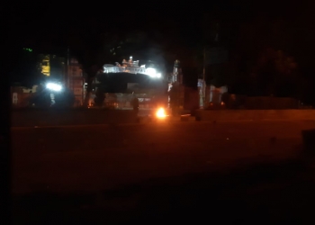 Suasana aksi tolak Omnibus Law di depan kampus UIN