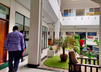 Mantan Dekan FISIP Untirta, AS, saat berjalan menuju ruangan Pidana Khusus di Kejati Banten. (BantenPos)