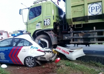 Diseruduk Dump Truk, Mobil Patroli PJR Ringsek di Tol Tangerang-Merak