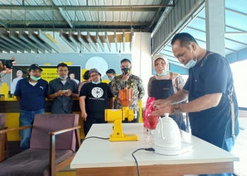 Ati-Sokhidin, saat mencoba menjadi barista Coffe / SOBAR