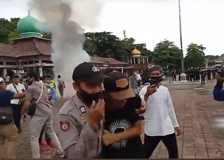 Sekelompok Pemuda ‘Sakti’ Tembus Keamanan Polisi, Bikin Aksi Tolak HRS Jadi Ricuh