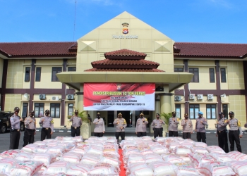 Salurkan Bantuan Mabes, Kapolres Serang Serahkan 12 Ton Beras ke Babinkamtibmas