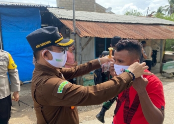 Peringati Hakordia, Kajari Sarai Agus Kurniawan Berbagi Masker di TPS