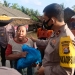 Waka polda Banten memberikan bantuan kepada penyintas banjir