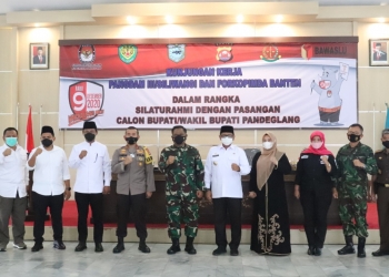 Pangdam III Siliwangi Mayjen TNI Nugroho Budi Wiryanto dan Kapolda Banten Irjen Pol Fiandar, saat berfoto bersama para calon Bupati dan calon Wakil Bupati Pandengalang, Sabtu (5/12). ISTIMEWA
