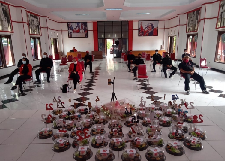 Rayakan HUT ke 48, PDI-Perjuangan Banten Bagikan Tumpeng Untuk Rakyat