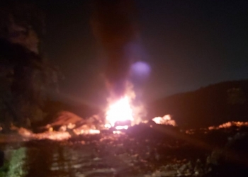 Kondisi beko yang sedang terbakar, Sabtu (23/1) malam. Diduga mobil beko tersebut mengalami korsleting listrik sehingga terjadi kebakaran. (Istimewa)