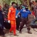 Evakuasi jasad korban hanyut asal Jakarta Timur bernama Handian Ahmad Faisal di pantai Cibobos Kecamatan Cihara. Minggu (03/01).