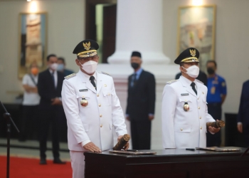 Walikota Cilegon dan Wakil Walikota Cilegon Helldy Agustian-Sanuji Pentamarta, saat dilantik oleh Gubernur Banten Wahidin Halim, di pendopo Gubernur, Jumat (26/2) / RULIE SATRIA