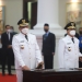 Walikota Cilegon dan Wakil Walikota Cilegon Helldy Agustian-Sanuji Pentamarta, saat dilantik oleh Gubernur Banten Wahidin Halim, di pendopo Gubernur, Jumat (26/2) / RULIE SATRIA