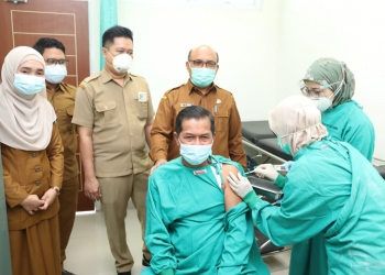 Walikota Serang, Syafrudin menerima vaksinasi di RSUD Kota Serang, Senin (1/3/2021).