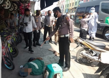 Nakim (61) warga Kedung Wungu, Desa Kamaruton, Kecamatan Lebakwangi, Kabupaten Serang, tiba-tiba tergeletak dan meninggal dunia di Pasar Ciruas, Kabupaten Serang, Rabu (17/3/2021).  (FOTO : ISTIMEWA)