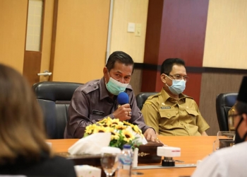 Walikota Serang Syafrudin didampingi Sekda Kota Serang Nanang Saefudin dan Kepala Inspektorat Kota Serang Komarudin AK menyerahkan Laporan Keuangan Pemerintah Daerah Kota Serang Tahun 2020 (unaudited) di Kantor BPK Perwakilan Banten, Selasa (23/3/2021). (Foto : TU Pimpinan Setda Kota Serang)