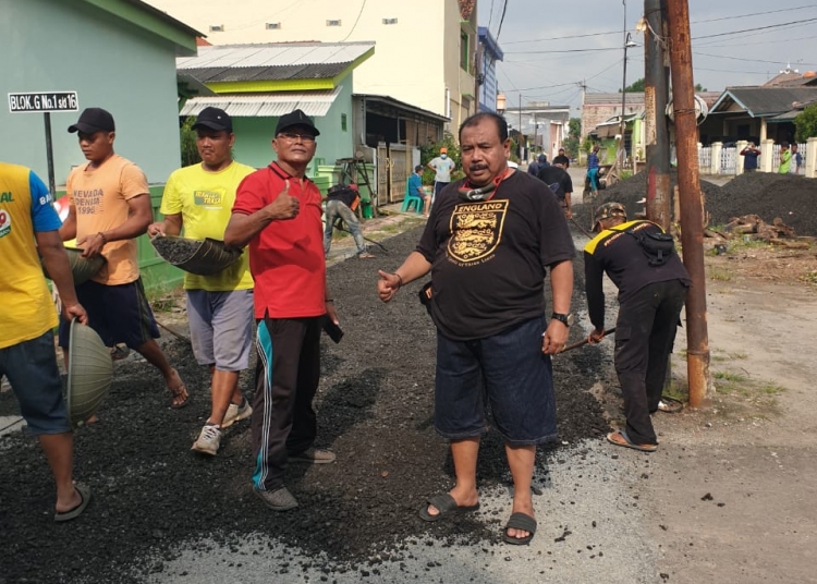 Tak Dapat Bantuan Dari Pemkot Serang, Warga Swadaya Perbaiki Jalan Rusak