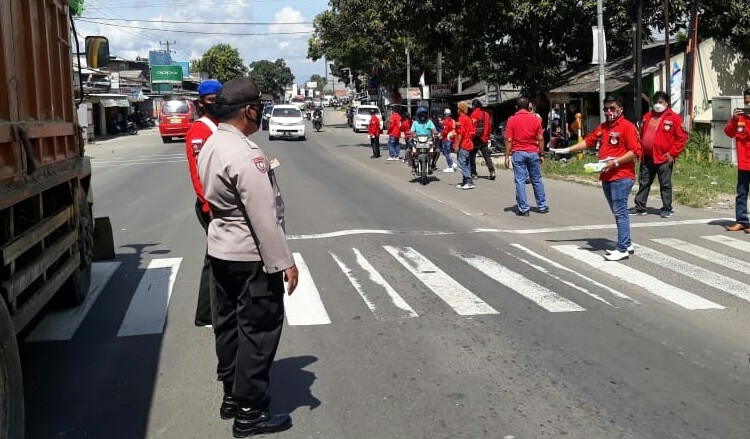 Cegah Pandemi Covid-19, Polsek Cikande Gandeng Komunitas Pemuda Batak Bagikan 5000 Masker