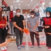 Sales Manager Offline 3Second, Budi Indra (kedua dari kiri) saat lakukan pengguntingan pita sebagai tanda kehadiran 3Second Family Store di  Kota Serang / RULIE SATRIA
