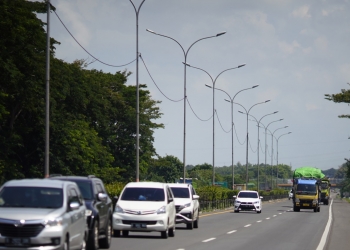 Sejumlah kendaraan roda empat dan sejenisnya saat melintas di ruas jalan ASTRA Tol Tangerang-Merak / ISTIMEWA