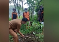 Kepala UPT TPAS Cilowong Askolani melakukan penanaman pohon di sekitar unit kerjanya.