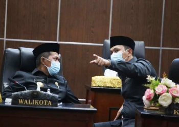 Ketua DPRD Kota Serang Budi Rustandi tengah berbincang dengan Walikota Serang Syafrudin usai kegiatan paripurna beberapa waktu lalu.