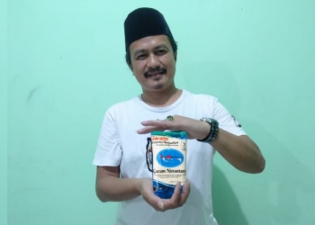 Ketua APKLI Banten Aan Nurhandiat menunjukan garam lokal Banten, dengan merk 'Garam Nusantara'.