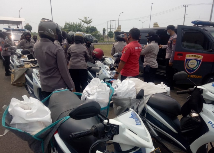 Peringati Hari Jadi, Polwan Polres Serang Angkut Sembako Bantuan Ala Jasa Kurir
